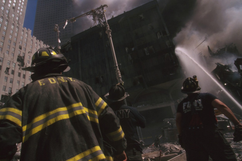 Pompieri la intervenția de urgență de la turnurile gemene în 11 septembrie 2001