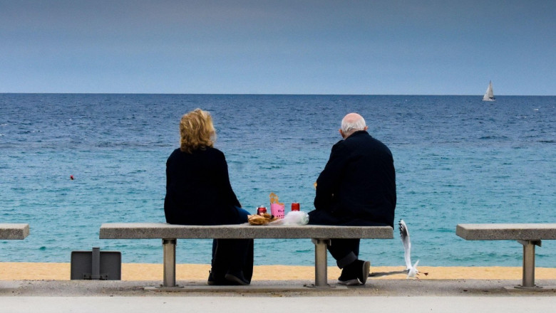 pensionari pe o banca pe plaja