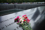 flori așezate pe memorialul 9/11 din New York