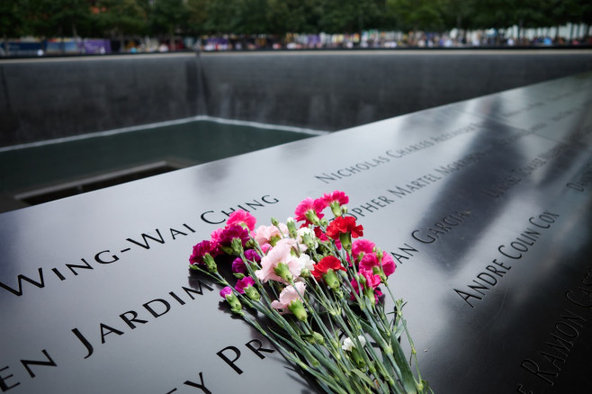 flori așezate pe memorialul 9/11 din New York