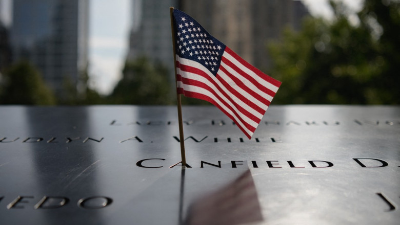 mini steag american într-o gravură a numelui uneia dintre victimele de la atacurile terorist din 11 septembrie 2001