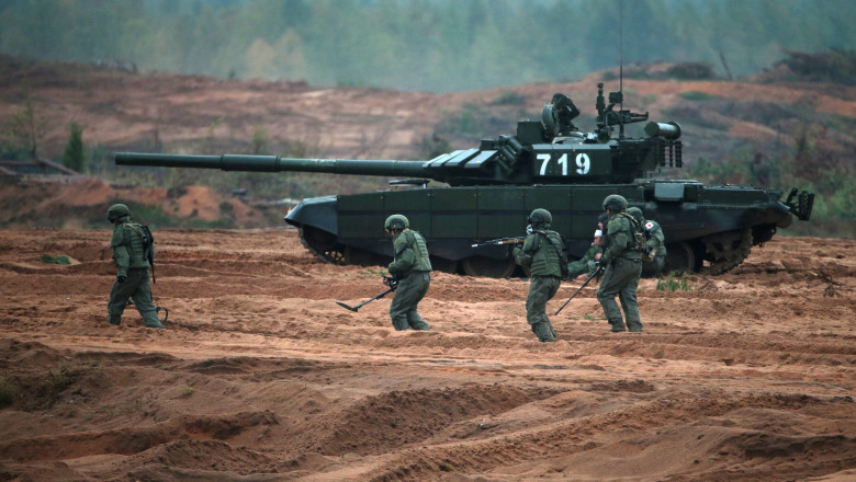militari ruși și tancul T-14 Armata