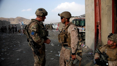 Imagine din 22 august 2021 cu dialogul dintre un soldat britanic și un membru al Forțelor Armate SUA, în timpul misiunii de evacuare de pe Aeroportul Internațional din Kabul.