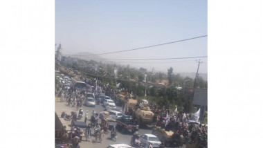 mulțime și convoi de vehicule blindate pe străzile din Kandahar