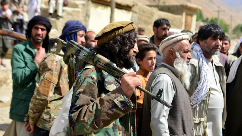 bărbați cu turbane purtând puști de război în Afganistan