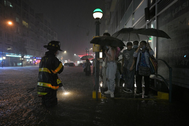 Stare de urgenţă după precipitaţii record, declarată în premieră pentru oraşul New York