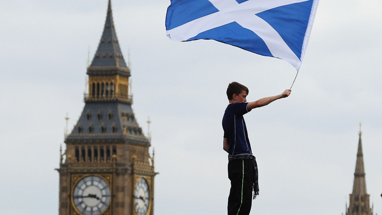 drapelul scotiei si big ben din londra