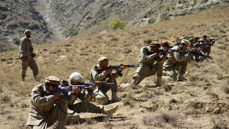 Luptători anti-talibani cu puști în mână în Valea Panjshir