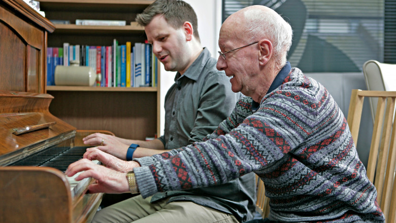Un bătrân din Marea Britanie cu demență încearcă să cânte la pian alături de fiul său.