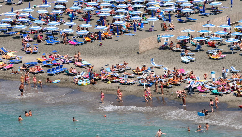 turisti pe plaja italia