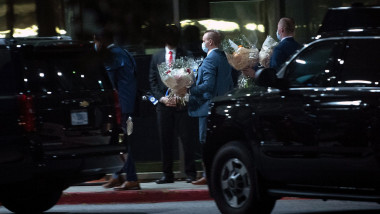 Staff-ul președintelui american, cu flori în fața spitalului unde Joe și Jill Biden merg să viziteze soldați răniți.