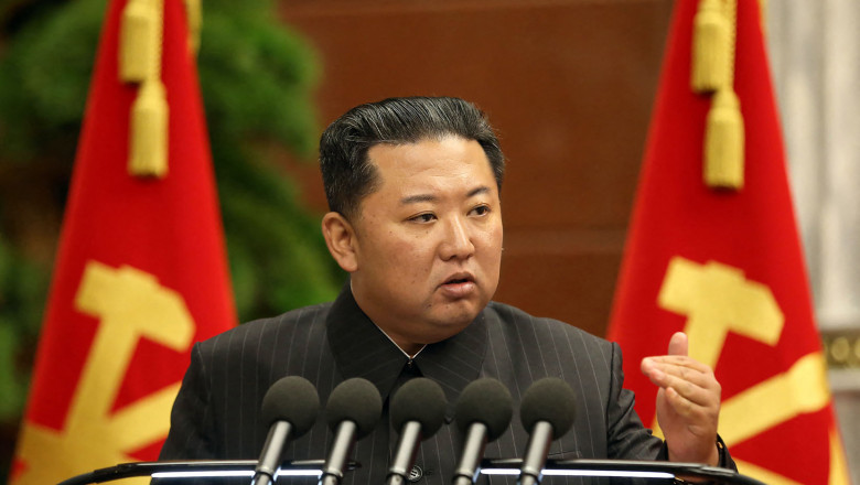 Kim Jong-un, în timp ce vorbește la a treia ședință extinsă a Biroului politic al celui de-al 8-lea Comitet Central al Partidului Muncitoresc Coreean din 2 septembrie 2021.