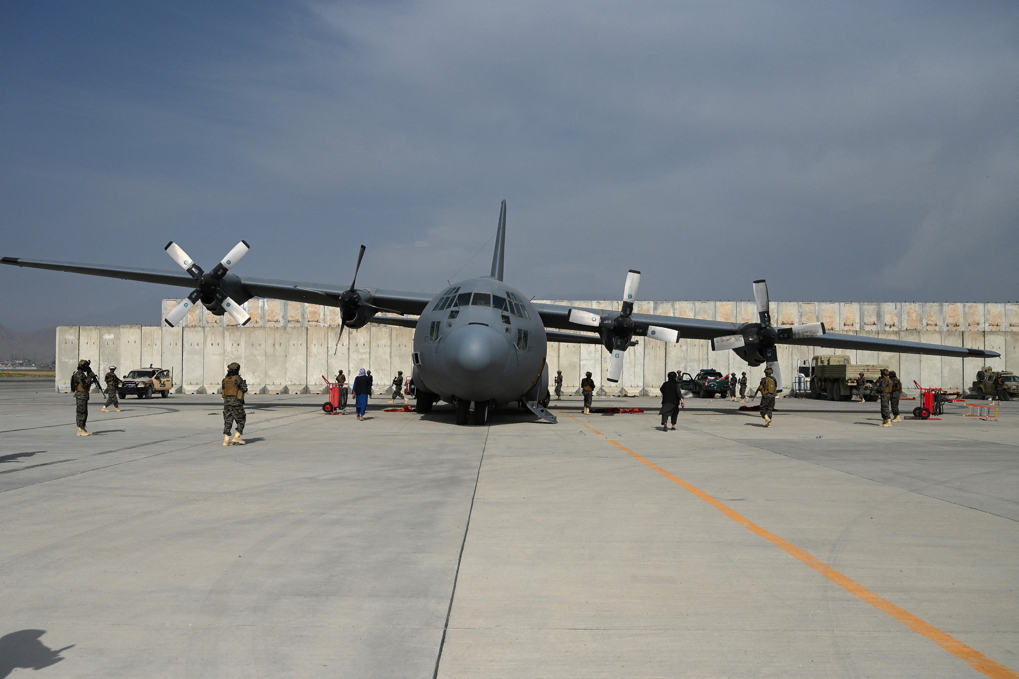 Războiul SUA cu banii în Afganistan: Jumătate de miliard de dolari risipiţi pe avioane care au zburat un an şi vândute apoi pe 40.000