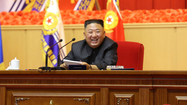 Kim Jong-un râde la o ședință a partidului