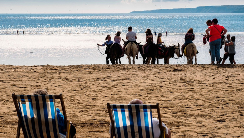 turisti calare pe magari pe plaja din scarborough