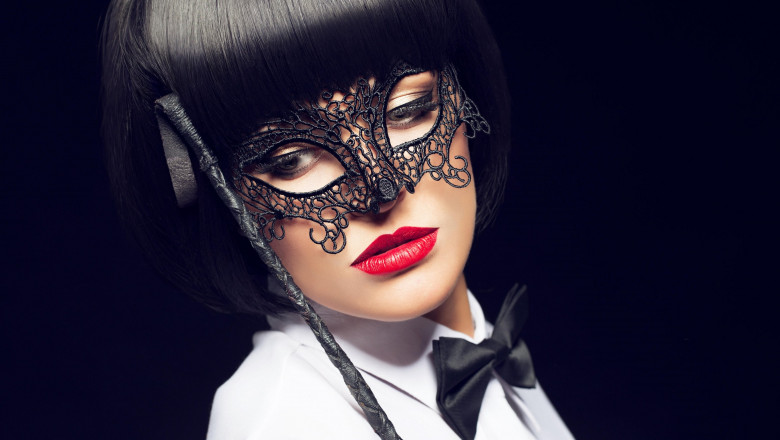 femeie cu mască neagră
