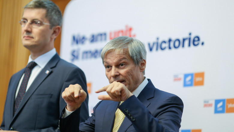 Dan Barna și Dacian Cioloș fac declarații.