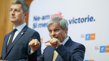 Dan Barna și Dacian Cioloș fac declarații.