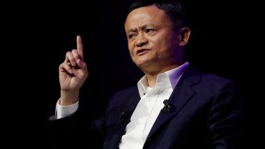 Jack Ma cu degetul aratator ridicat in sus