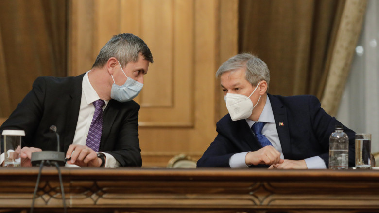 Dan Barna și Dacian Cioloș discută la momentul semnării protocolului coaliției de guvernare.