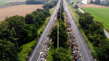 Imagine aeriană cu deșeuri pe o autostradă din Belgia.