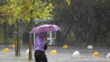 femeie cu umbrela prin ploaie
