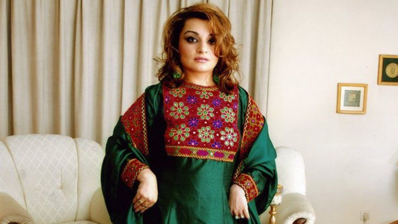 femeie in afganistan purtand haine traditionale