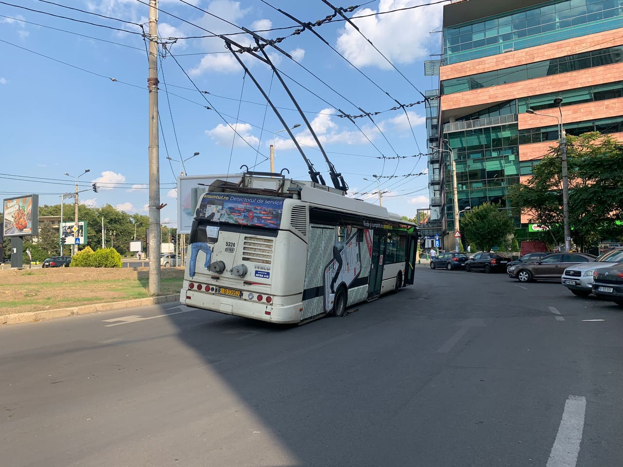 VIDEO. Un troleibuz rămas blocat într-un canal a provocat haos în traficul din Capitală