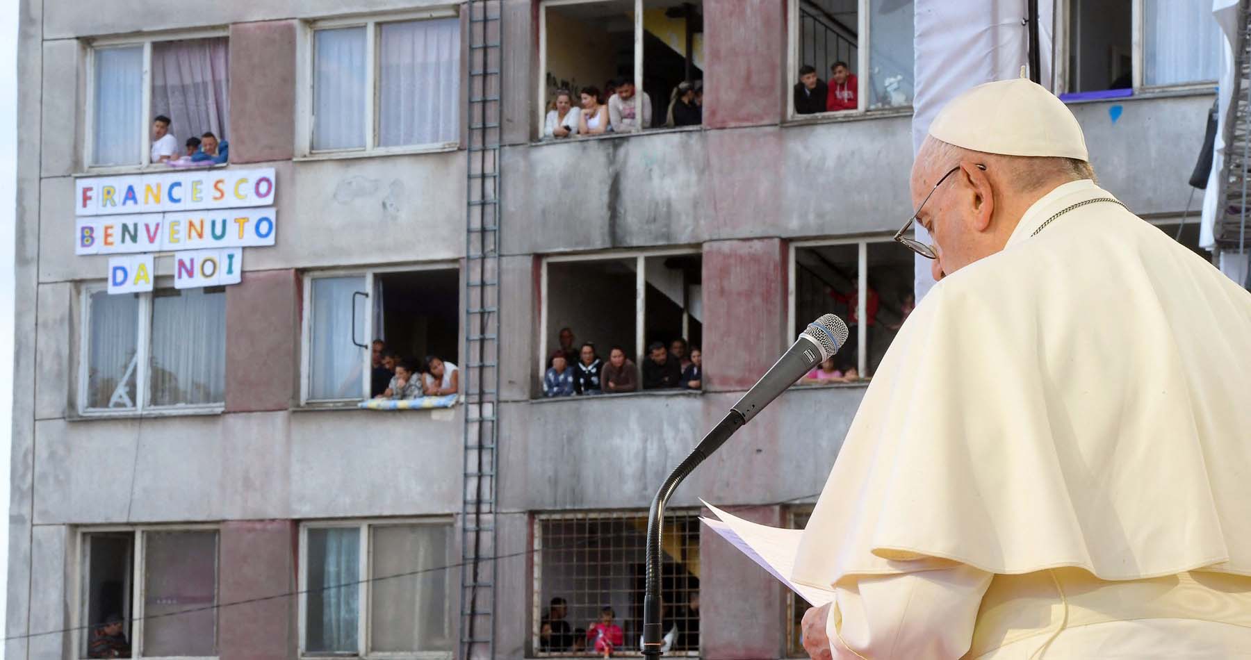 Papa Francisc a vizitat un cartier de romi săraci din Kosice. „Plasarea oamenilor în ghetouri nu rezolvă nimic”