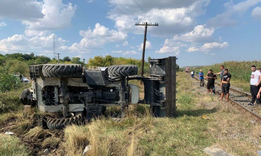 Un bărbat care conducea un excavator a fost lovit de tren. Șoferul avea permisul suspendat