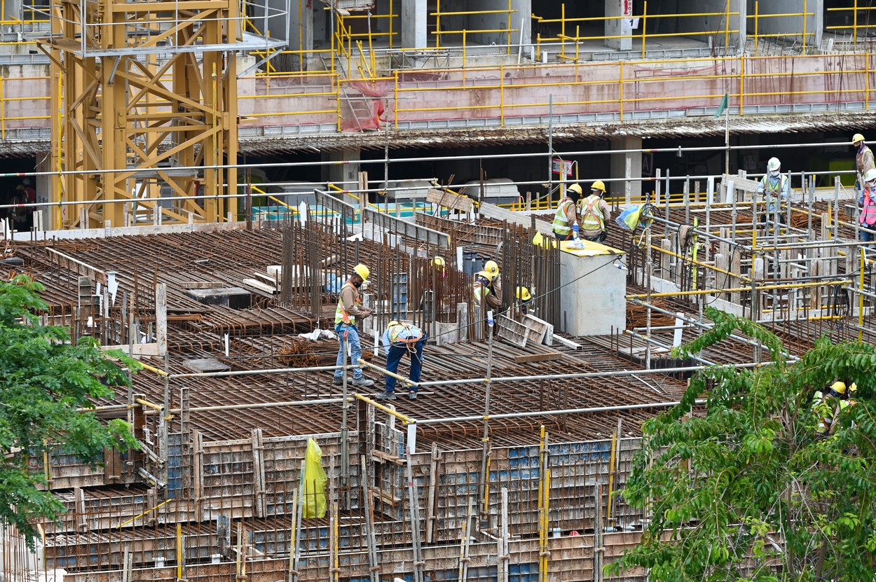 Avertismentul constructorilor: În 2-3 ani va fi mai ușor să găsim un doctor decât un instalator. Criză uriașă de muncitori în domeniu
