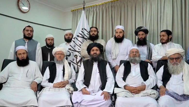Abdul Ghani Baradar (centru, jos) inconjurat de lideri talibani