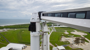 Racheta Falcon 9 și capsula Resilience, pregătite de lansare la Centrul Spaţial Kennedy al NASA.