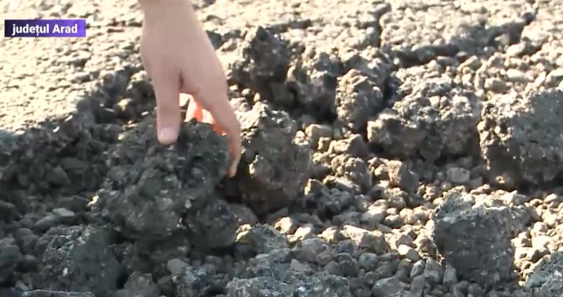 Imagini incredibile pe un drum proaspăt asfaltat, dar plin de gropi. Bucăți întregi de asfalt pot fi desprinse cu mâna