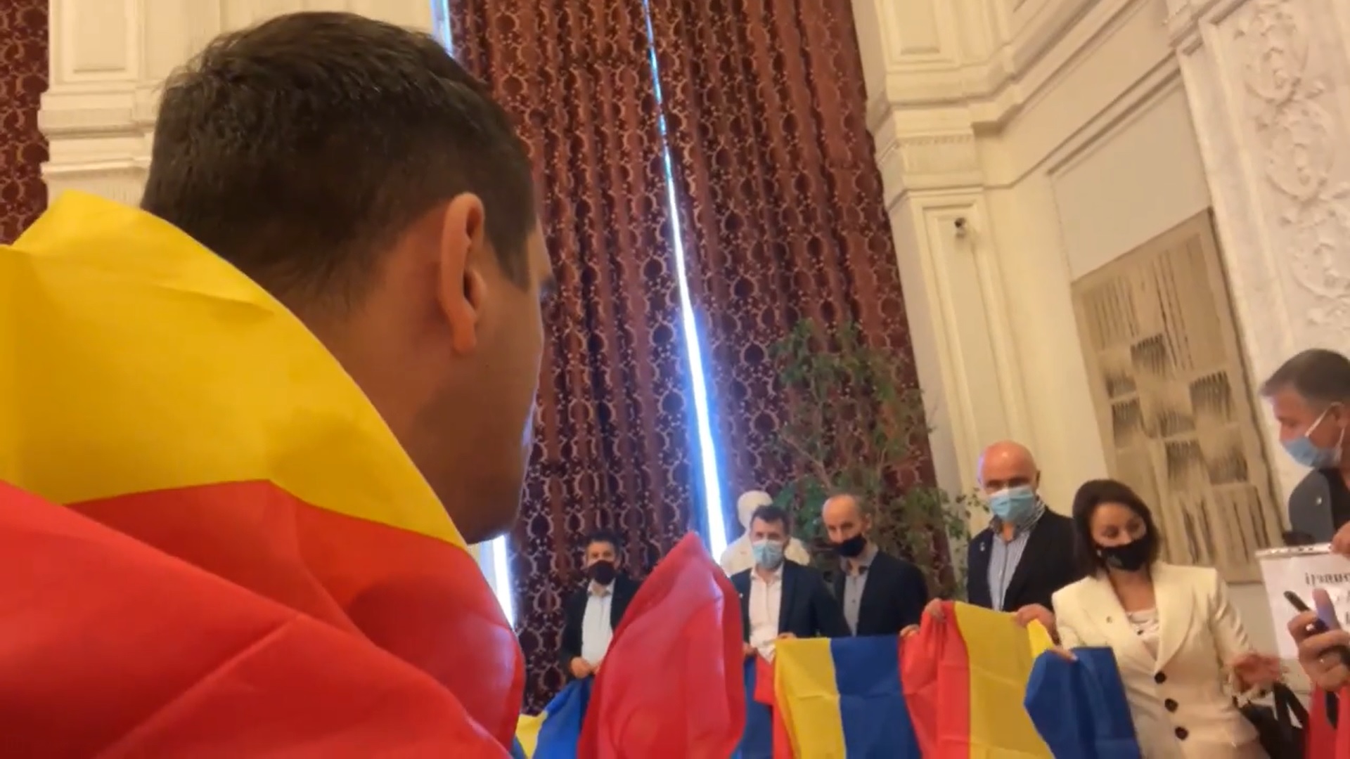Deputații AUR au boicotat ședința de plen și s-au înfășurat în tricolor. Simion: Domnu’ Roman, nu stați prea bine pe scaun