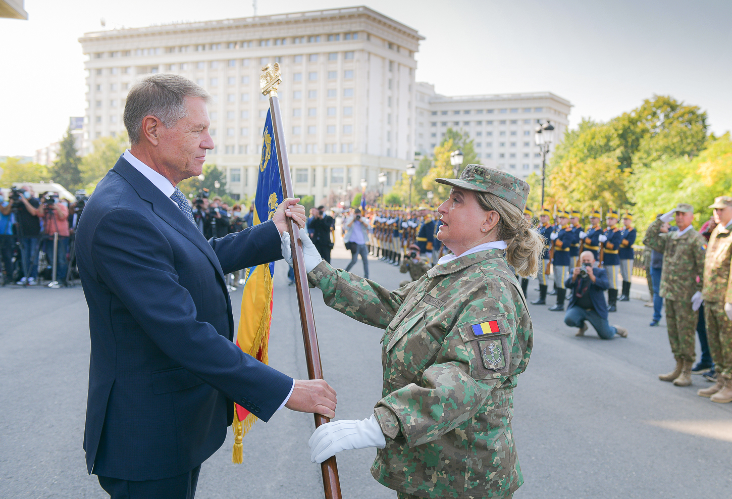 Klaus Iohannis a înmânat Drapelul de luptă Spitalului Militar și a făcut apel ca unitățile sanitare să acționeze prompt în valul 4