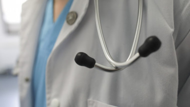 medic in halat cu stetoscop
