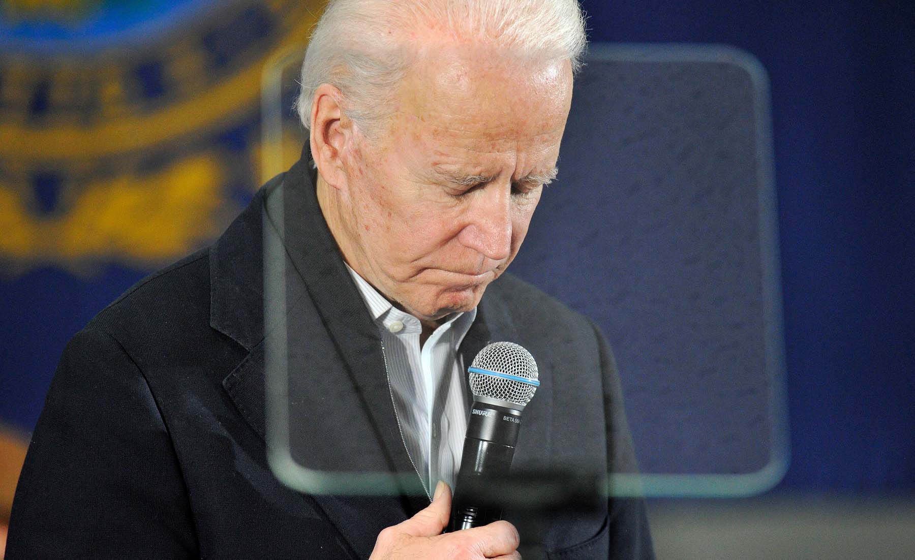 O nouă teorie a conspirației în SUA: Cine apasă butonul care îi întrerupe discursurile lui Joe Biden? VIDEO