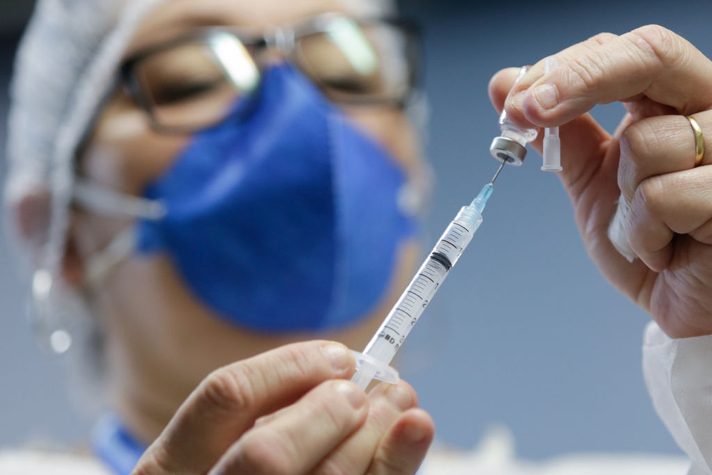 În Israel, a treia doză de vaccin împotriva COVID-19 a permis atenuarea impactului valului 4 al pandemiei