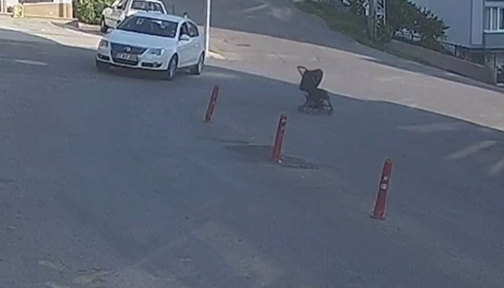 VIDEO. Aproape de tragedie: O mamă neatentă și un cărucior căzut 3 metri în gol