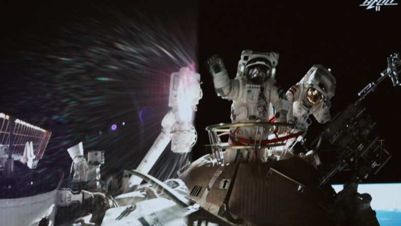 Cei trei astronauţi a bordul vehiculului spaţial Shenzhou-12