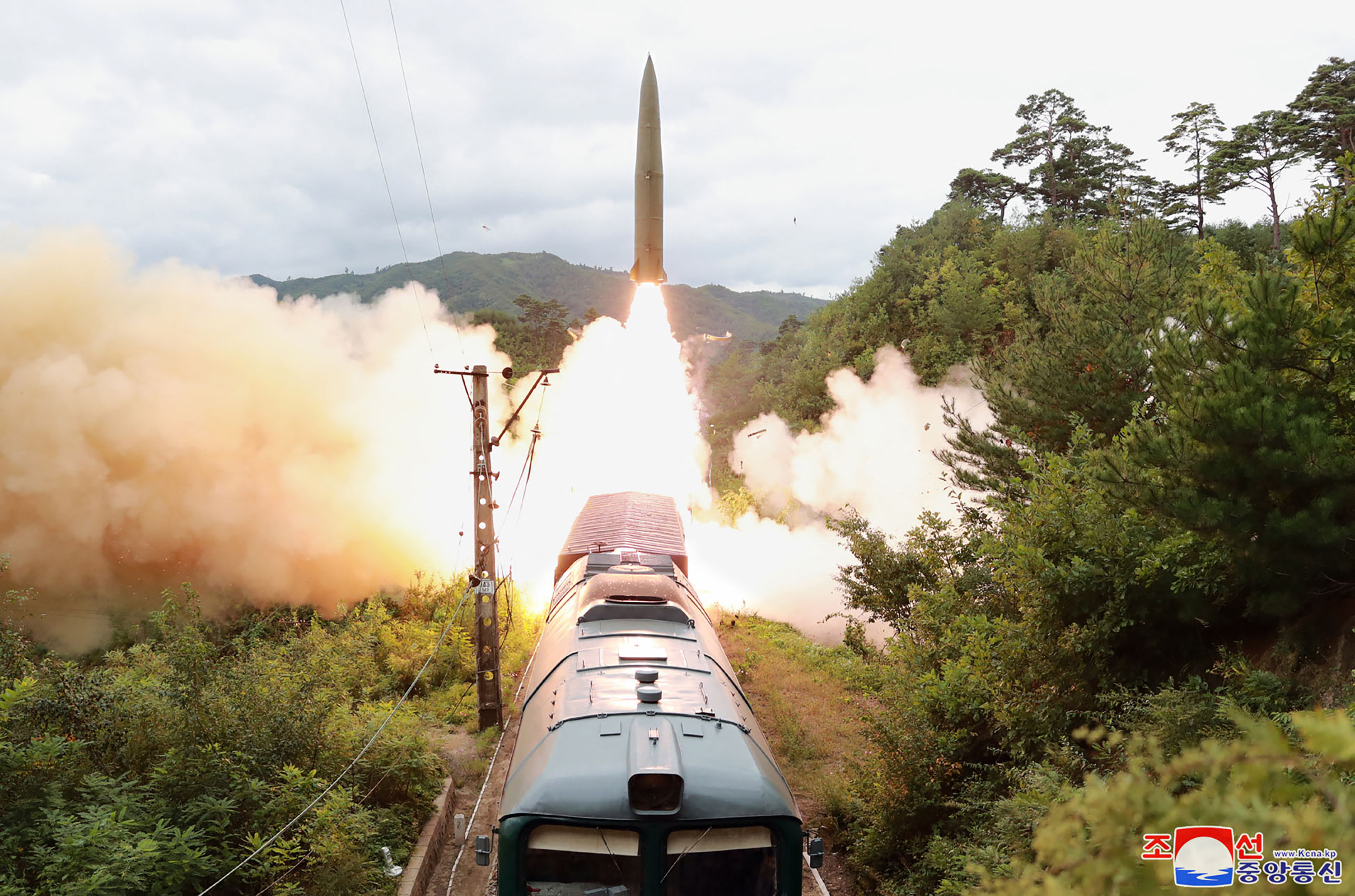 Trenul Apocalipsei lui Kim: Coreea de Nord a făcut publice imagini cu noua garnitură feroviară care lansează rachete nucleare