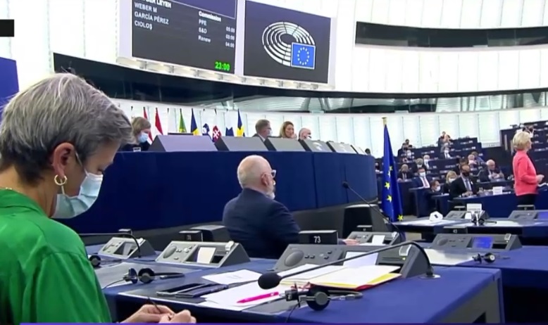 Comisarul UE Margrethe Vestager, filmată cum tricota în timpul discursului Ursulei von der Leyen