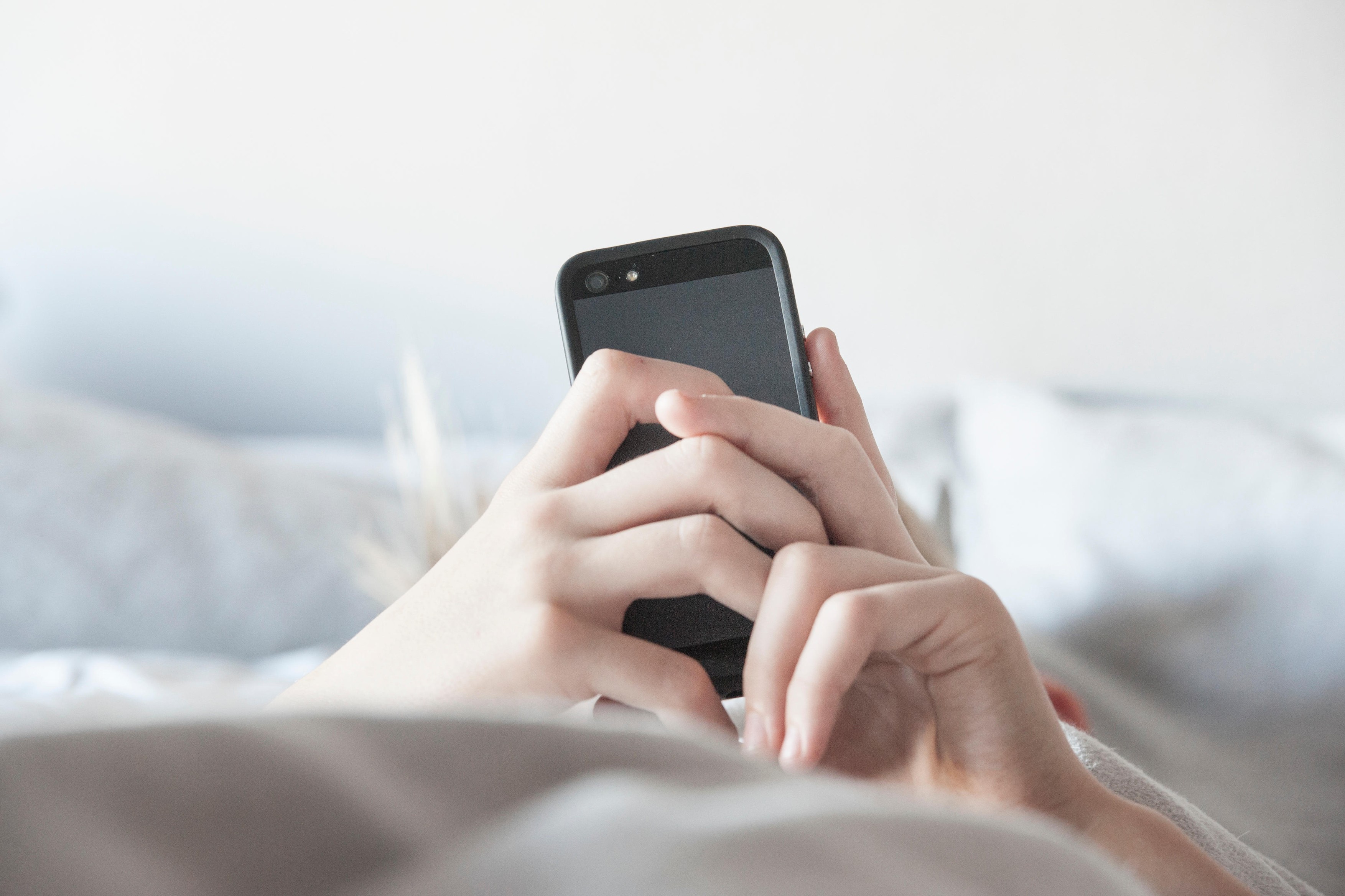 Wall Street Journal: Studii făcute de Facebook arată că Instagram este nociv adolescenților, în special fetelor