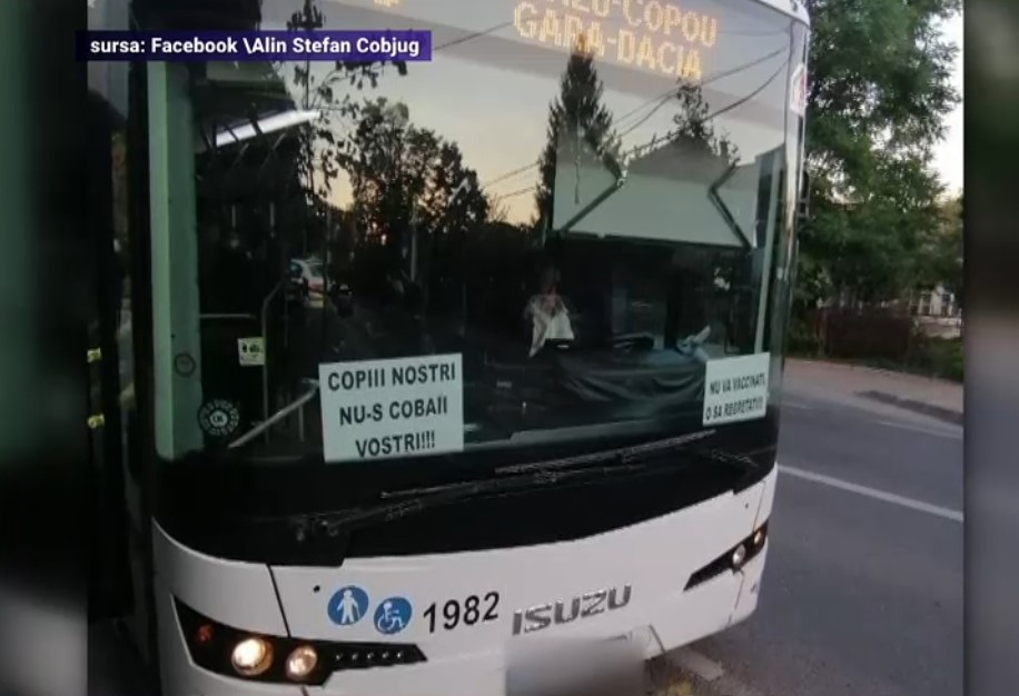 VIDEO. Un șofer de autobuz din Iași a lipit pe mașină afișe antivaccinare. Pentru fapta sa, riscă să rămână fără loc de muncă