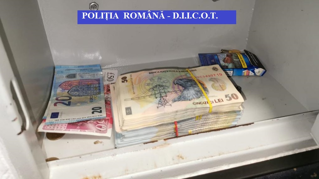 Percheziţii la membrii unei grupări care ar fi obținut peste 2 milioane de euro înşelând mii de oameni cu anunţuri online fictive