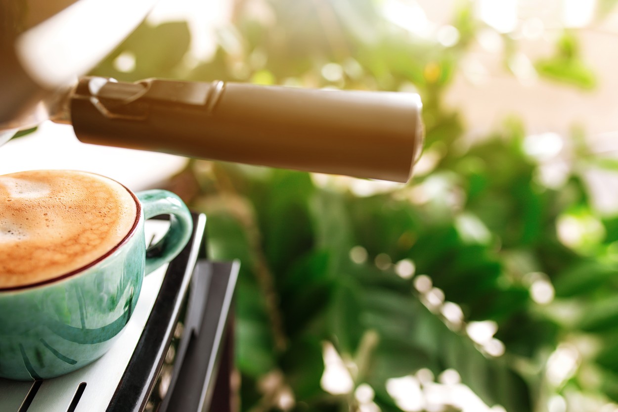 Primăria Bârlad își cumpără aparat de cafea de 8.000 de lei, cu comandă vocală. Explicațiile primarului