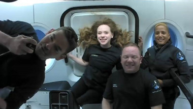 Echipajul misiunii Inspiration 4, care este format din Jared Isaacman, Chris Sembroski, Dr. Sian Proctor și Hayley Arceneaux, în timp ce se află la bordul capsulei SpaceX, orbitând în jurul Pământului.