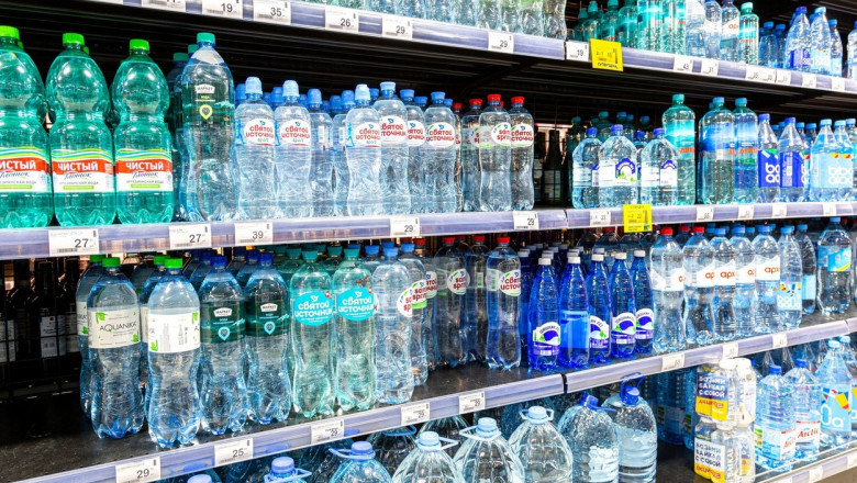 raft cu sticle cu apa in supermarket