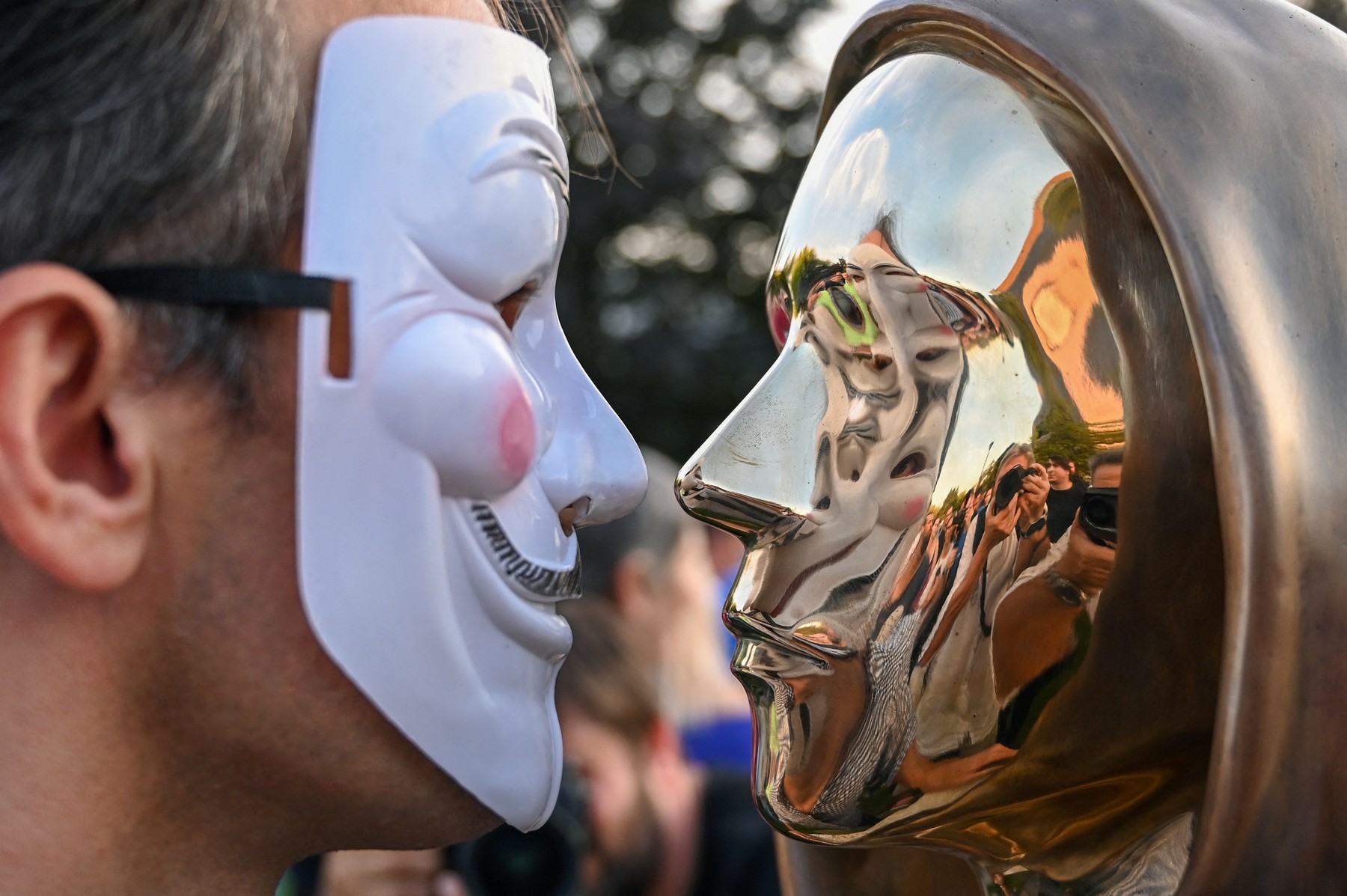 GALERIE FOTO. Inventatorul Bitcoin are statuie în Budapesta: „El este zeul pieţei noastre”